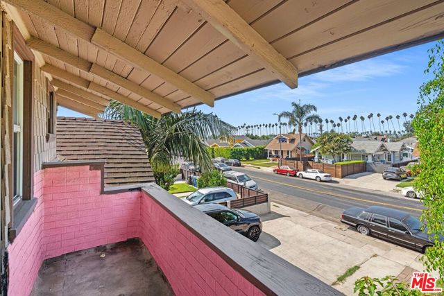 4812 Arlington Avenue, Los Angeles CA: https://media.crmls.org/mediaz/306bd049-b2b2-4894-a1ea-33d5c9a0b85c.jpg