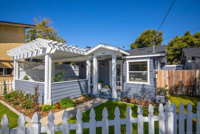950 Olive Ave, Coronado CA: https://media.crmls.org/mediaz/306c2b58-8bc1-4302-a056-99799693c521.jpg