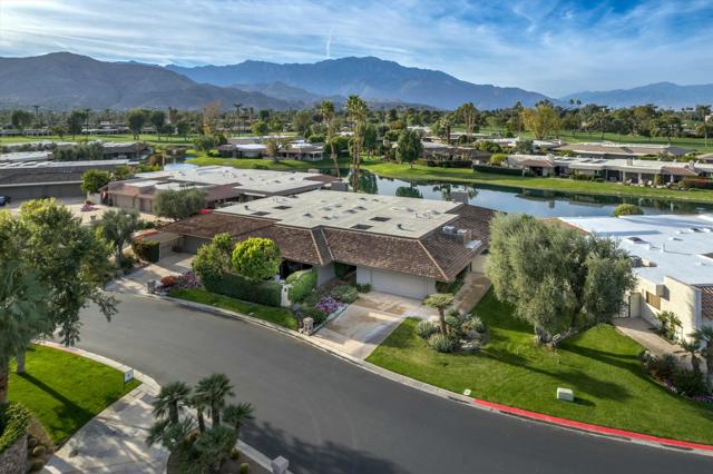 10 Colgate Drive, Rancho Mirage CA: https://media.crmls.org/mediaz/306d4300-20b0-46c8-9f92-bbdefffe0e45.jpg