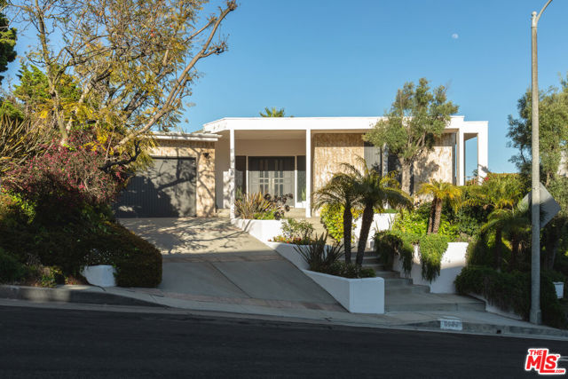 2224 Hercules Drive, Los Angeles CA: https://media.crmls.org/mediaz/306d5a81-764a-4ee5-b6b4-b237a1c30829.jpg