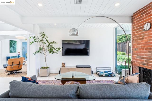 4003 Santa Fe CT, Concord CA: https://media.crmls.org/mediaz/306d6993-f743-441a-985b-8cd096ac333c.jpg