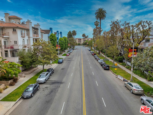 1944 S Beverly Glen Boulevard, Los Angeles CA: https://media.crmls.org/mediaz/306dde7d-1062-475f-8c0e-2ff5cffc6958.jpg
