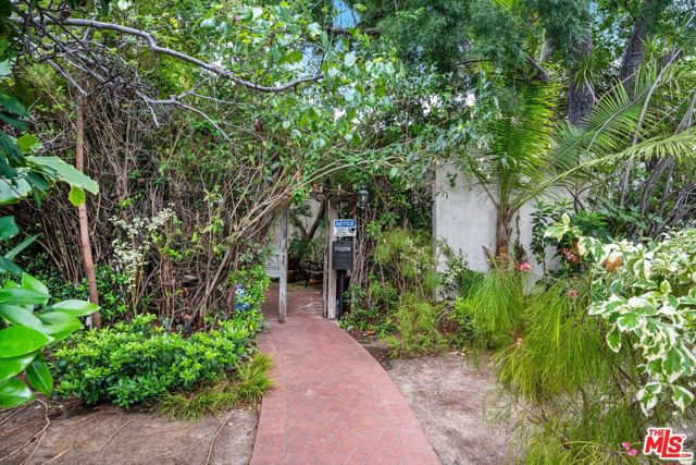 902 S Highland Avenue, Los Angeles CA: https://media.crmls.org/mediaz/306e669e-b1a9-4109-b874-e4c33289024c.jpg