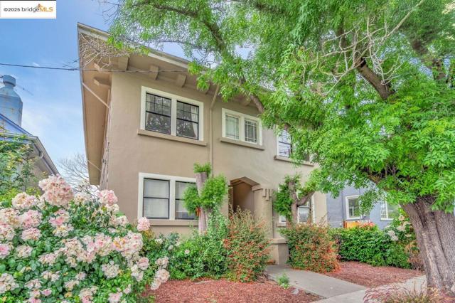 5537 Claremont Ave, Oakland CA: https://media.crmls.org/mediaz/306eb56d-5ddc-4a8b-879d-5d99eb4bc1ee.jpg