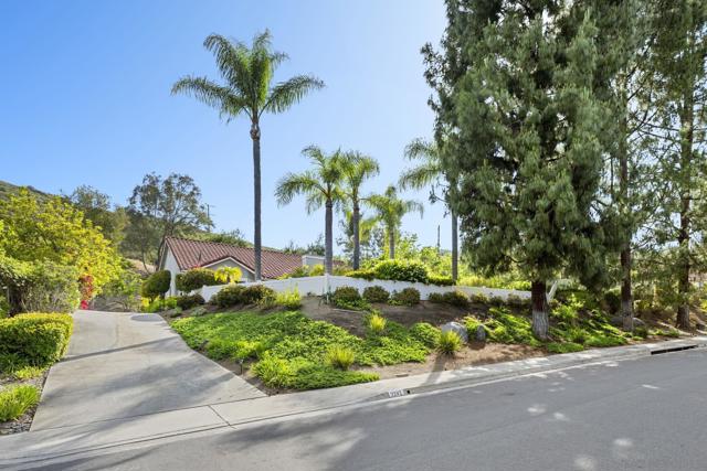 2241 Willowbrook St, Escondido CA: https://media.crmls.org/mediaz/306f7c06-235d-4f31-932b-2c22c1d1f13d.jpg