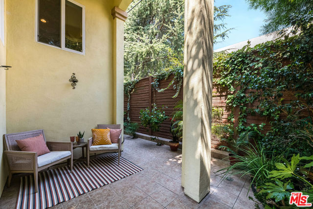 4125 W Hood Avenue, Burbank CA: https://media.crmls.org/mediaz/3072a07e-4d9e-47bd-a037-4dad54db75cc.jpg