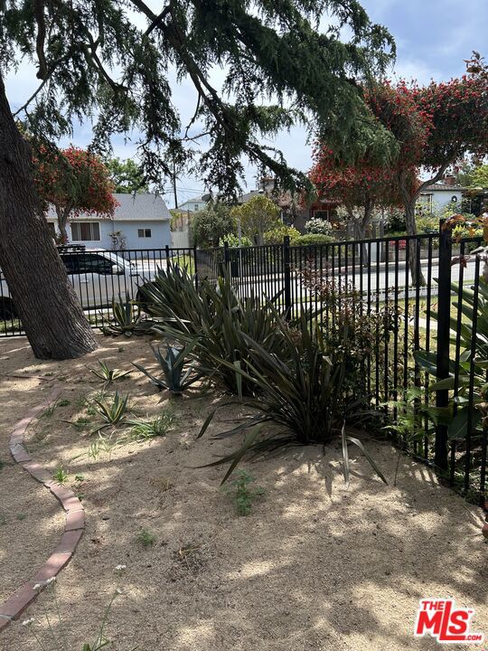 2917 Urban Avenue, Santa Monica CA: https://media.crmls.org/mediaz/3072be62-55ac-47ed-af45-2b30eaad824f.jpg
