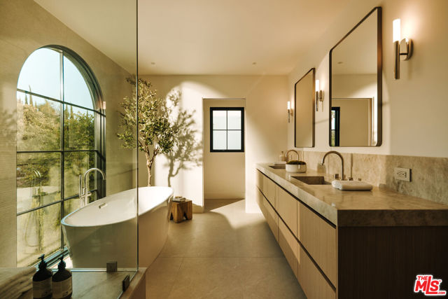 446 N Croft Avenue, Los Angeles CA: https://media.crmls.org/mediaz/3072ccad-913a-4549-9ae4-5a888f55bac8.jpg
