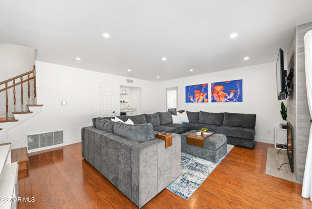 1666 Berwick Place, Westlake Village CA: https://media.crmls.org/mediaz/30731e34-7f52-4b5c-89f2-a67b8426509f.jpg