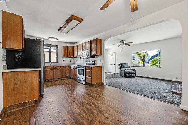 1137 Post St, Alameda CA: https://media.crmls.org/mediaz/30732a32-bd55-4b10-9eb2-493d2e1e4944.jpg