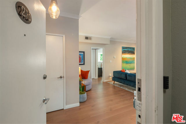 1250 North Kings Road, 213 photo 4