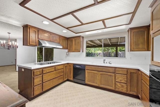 3718 Barbic Ct, Spring Valley CA: https://media.crmls.org/mediaz/307433de-f0e4-4255-aadf-4c91b5778f69.jpg