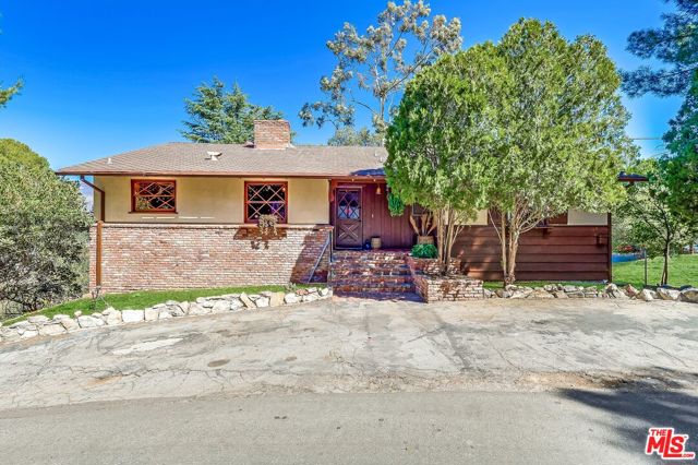 7951 Glenties Lane, Sunland CA: https://media.crmls.org/mediaz/30743646-fe4c-42b2-a611-d28dbe0510b5.jpg