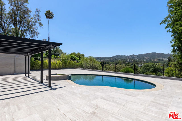 4423 Bergamo Drive, Encino CA: https://media.crmls.org/mediaz/30747625-c9a3-4c1a-afb3-e0eb480daba8.jpg