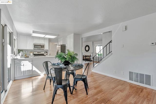 4414 Willow Glen Ct, Concord CA: https://media.crmls.org/mediaz/3075a077-ec42-4e57-82df-c69c29f1078c.jpg
