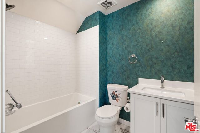 13225 Victory Boulevard photo 27