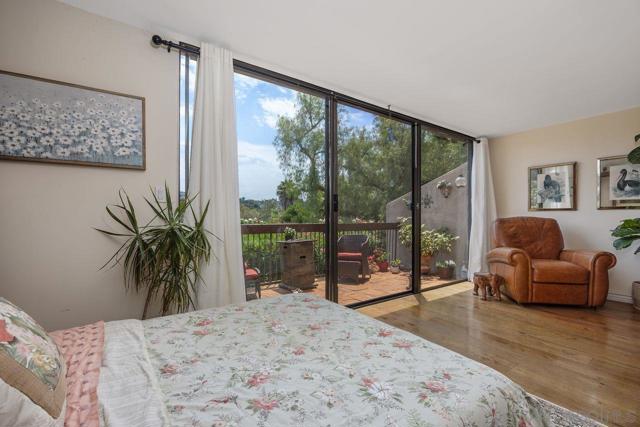 2564 Navarra Dr, Carlsbad CA: https://media.crmls.org/mediaz/3075cd1f-73b3-442a-96c2-c45fb26363e6.jpg