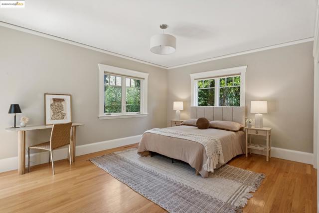 2181 Andrews St, Oakland CA: https://media.crmls.org/mediaz/30760002-af51-4343-a3df-056056e79212.jpg