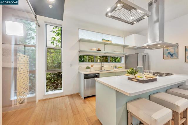 1231 Pine St, Oakland CA: https://media.crmls.org/mediaz/30789088-ba2d-45c6-8676-54264b644ac5.jpg