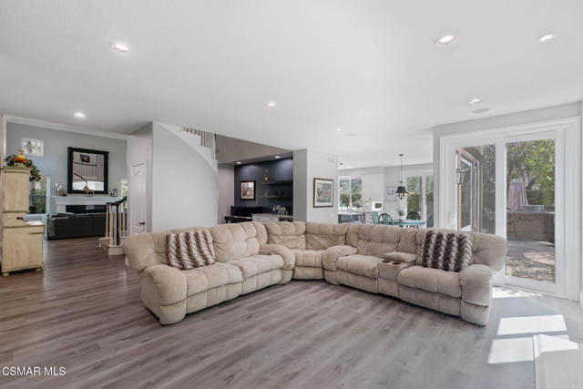 4126 Sterlingview Drive, Moorpark CA: https://media.crmls.org/mediaz/307a9302-12da-4943-b32d-46f2cd637301.jpg