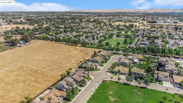 583 Sawgrass Way, Oakley CA: https://media.crmls.org/mediaz/307b4e4c-cb1d-4d23-91dc-a7acc7e9371b.jpg