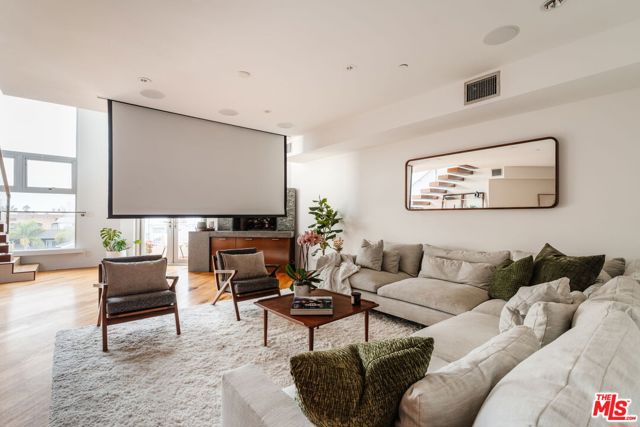 255 Main Street, Venice CA: https://media.crmls.org/mediaz/307b54c1-ceac-4ffa-91b8-33e6dbb24fe7.jpg