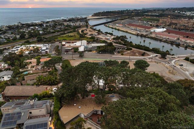 2165 Balboa Ave, Del Mar CA: https://media.crmls.org/mediaz/307bb805-954c-4101-98aa-b90df5062e4f.jpg