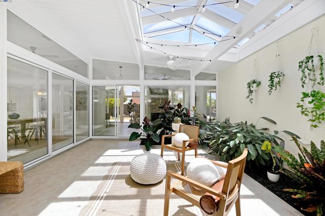5893 Highwood Rd, Castro Valley CA: https://media.crmls.org/mediaz/307c3c12-509a-4f46-b6e1-047fd1e96600.jpg