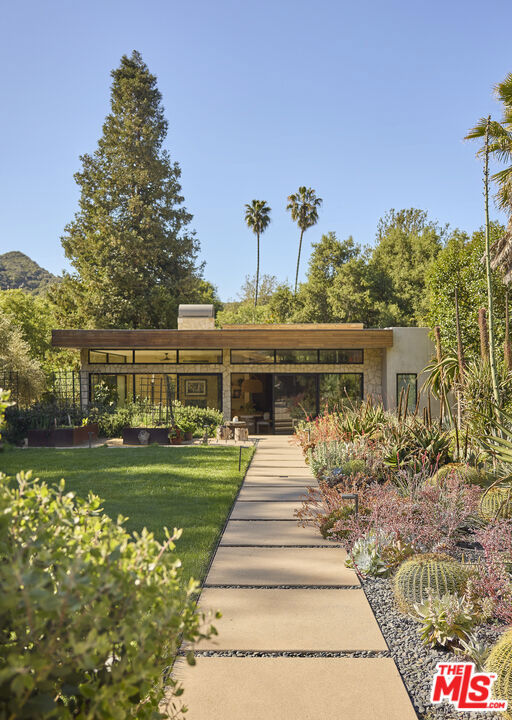 1418 Bonnell Drive, Topanga CA: https://media.crmls.org/mediaz/307ceab7-5226-401b-b688-b6e1266a30a6.jpg
