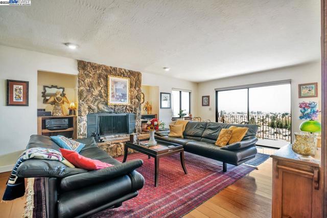 31865 Chicoine Ave, Hayward CA: https://media.crmls.org/mediaz/307e03bb-2d44-47ce-9868-0cf277756067.jpg