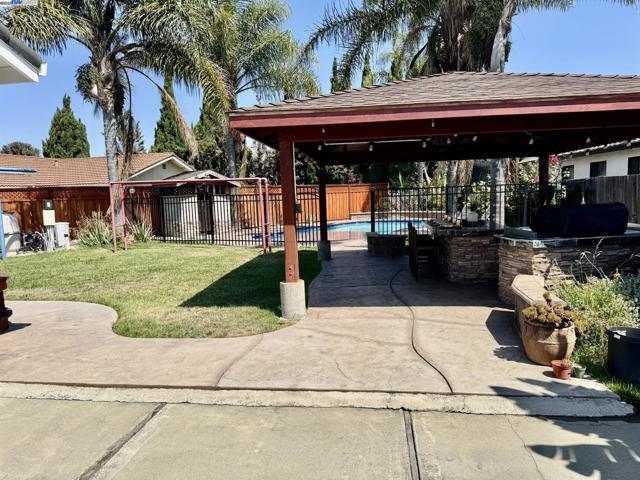 4955 Swindon Pl, Newark CA: https://media.crmls.org/mediaz/307f4580-a6d2-4980-a856-98a671e3c6a5.jpg