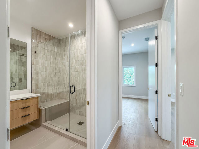 150 N Arnaz Drive, Beverly Hills CA: https://media.crmls.org/mediaz/30801263-f917-48e7-862f-282d2f6e9d73.jpg
