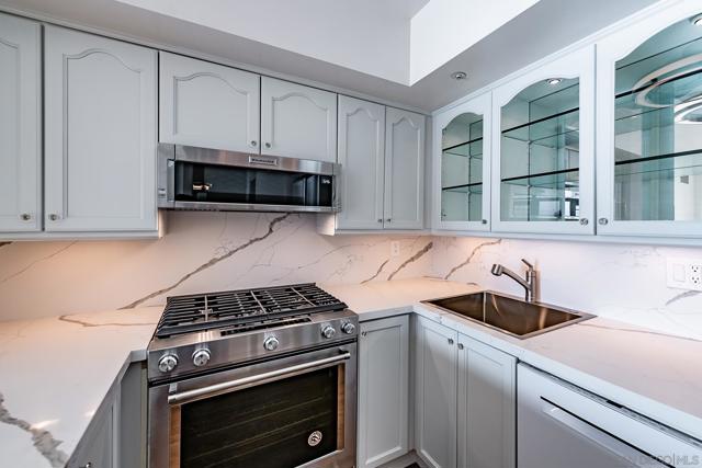 500 W Harbor Dr, San Diego CA: https://media.crmls.org/mediaz/30802c68-2f70-4e81-b9d5-0fb0a9d8c70b.jpg