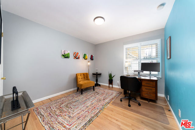 22021 De La Osa Street, Woodland Hills CA: https://media.crmls.org/mediaz/30815273-a598-440e-8182-fe149838cdd9.jpg
