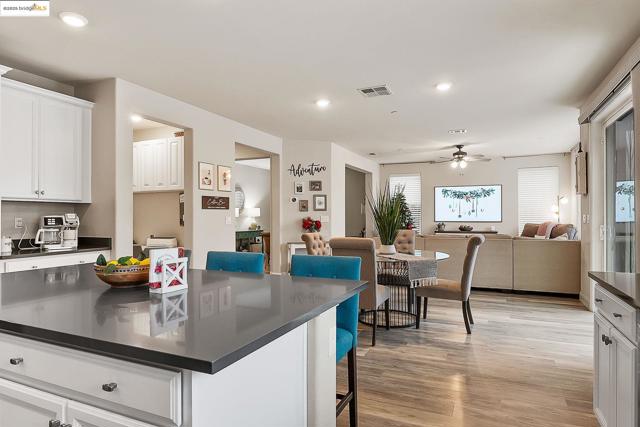 716 Cabada Dr, Brentwood CA: https://media.crmls.org/mediaz/30816344-679c-4a7b-baae-be318c4430d2.jpg