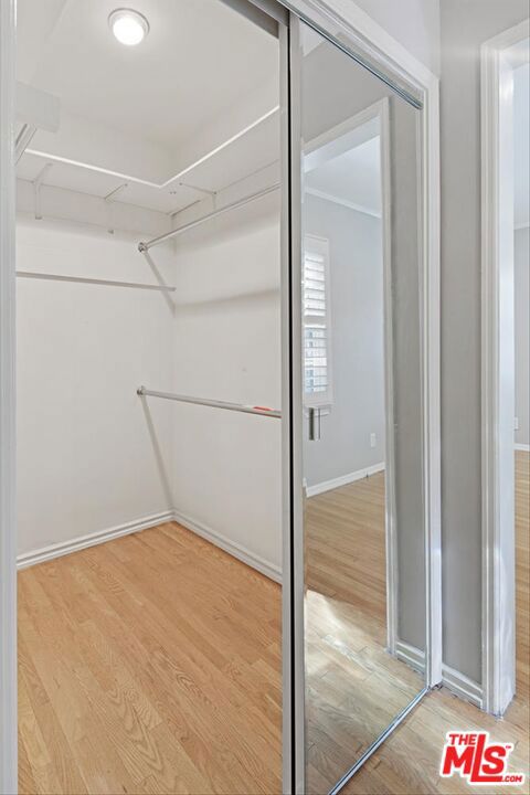 4922 Hayvenhurst Avenue, Encino CA: https://media.crmls.org/mediaz/3081930a-3a80-4d5d-a687-02a95a7f53ee.jpg