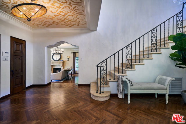 519 N ALTA Drive, Beverly Hills CA: https://media.crmls.org/mediaz/3082fea8-bebc-4c54-aba8-bd636b9350e0.jpg