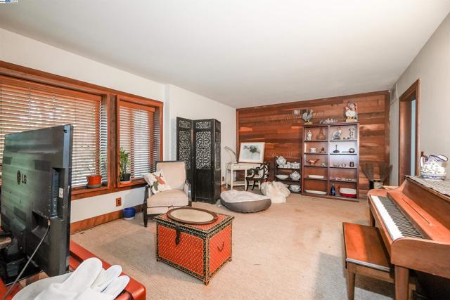 21 Red Rock Way, San Rafael CA: https://media.crmls.org/mediaz/308382e3-7e76-444b-a521-4c7b32d8107c.jpg