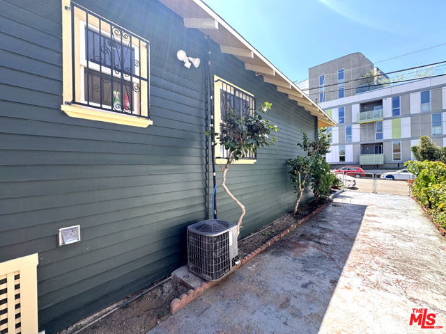 334 Belmont Avenue, Los Angeles CA: https://media.crmls.org/mediaz/3083e2bf-60a8-416d-b6b2-439ce2f8200b.jpg