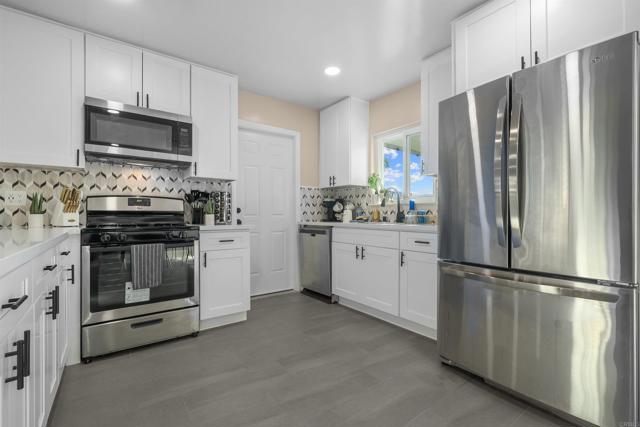 Detail Gallery Image 7 of 51 For 8543 via Consuelo, El Cajon,  CA 92021 - 3 Beds | 2 Baths