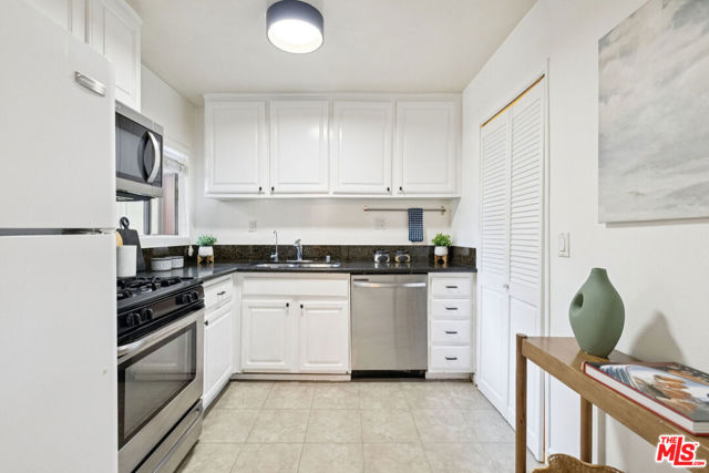 5003 Stoney Creek Road, Culver City CA: https://media.crmls.org/mediaz/30842719-b6ae-44bf-bd1f-150dbff0f609.jpg