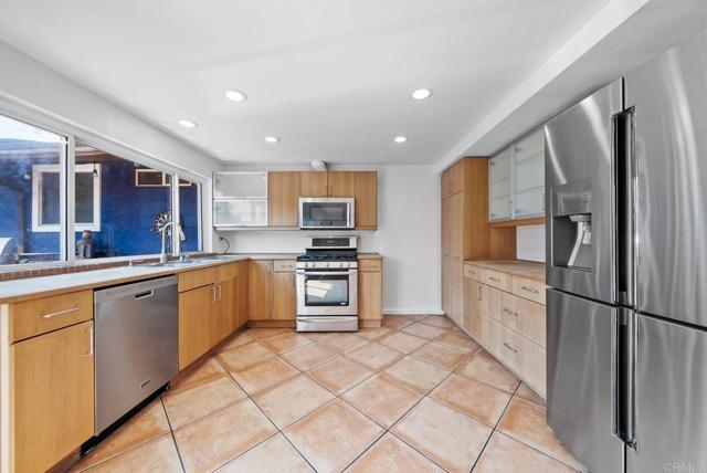 Detail Gallery Image 4 of 59 For 694 Calma Pl, Chula Vista,  CA 91910 - 5 Beds | 3/1 Baths