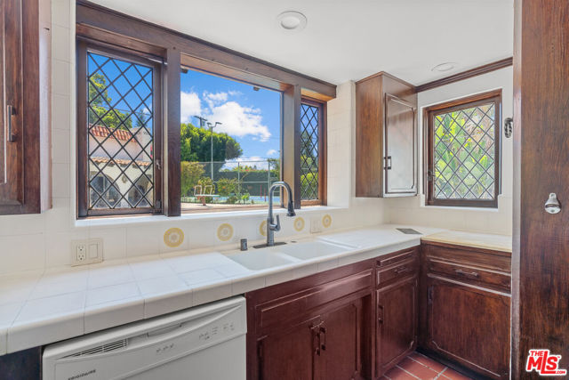 808 Woodacres Road, Santa Monica CA: https://media.crmls.org/mediaz/30849924-7f41-4a79-97a1-79412b201256.jpg