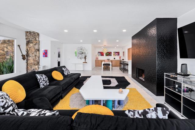 2320 S Via Lazo, Palm Springs CA: https://media.crmls.org/mediaz/3085025e-b06a-4f55-86be-5cdc03a6b3b3.jpg