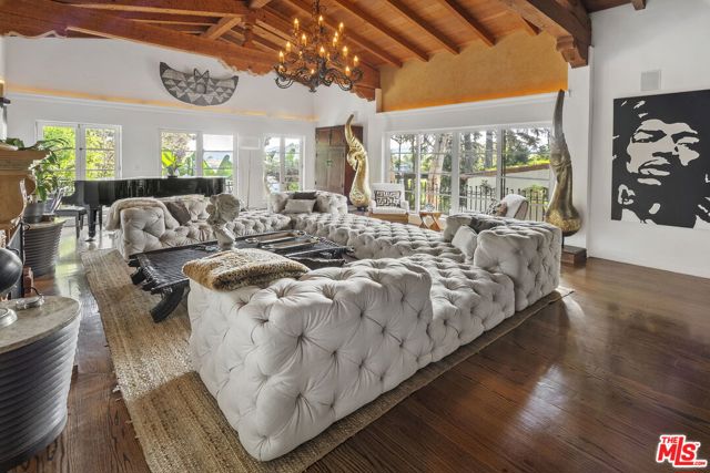 3527 Wonder View Drive, Los Angeles CA: https://media.crmls.org/mediaz/3085951e-890b-48ac-8e5c-64ccee4208c2.jpg