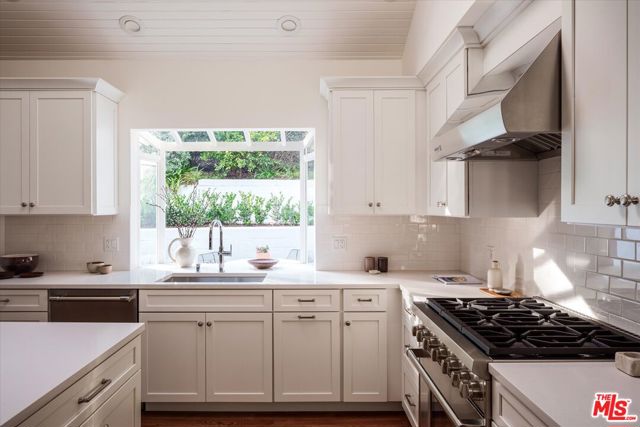 5657 Valley Oak Drive, Los Angeles CA: https://media.crmls.org/mediaz/30873588-d60b-43a4-bfdc-72c1ed6543aa.jpg