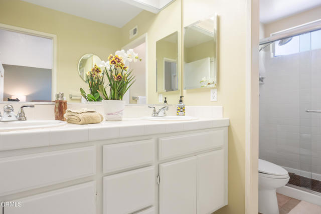 27220 Waterford Drive, Valencia CA: https://media.crmls.org/mediaz/30878746-01ea-45ae-9e2a-73474c16994e.jpg