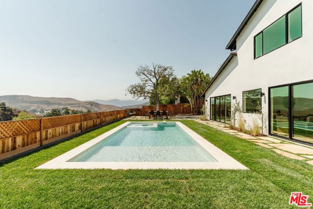 29204 Deep Shadow Drive, Agoura Hills CA: https://media.crmls.org/mediaz/3087a650-d905-42d3-90b9-9b5f516df40c.jpg