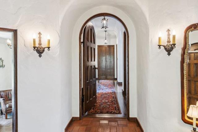 2307 Easton Drive, Burlingame CA: https://media.crmls.org/mediaz/30883544-1997-46b6-b1a2-8192a533df41.jpg