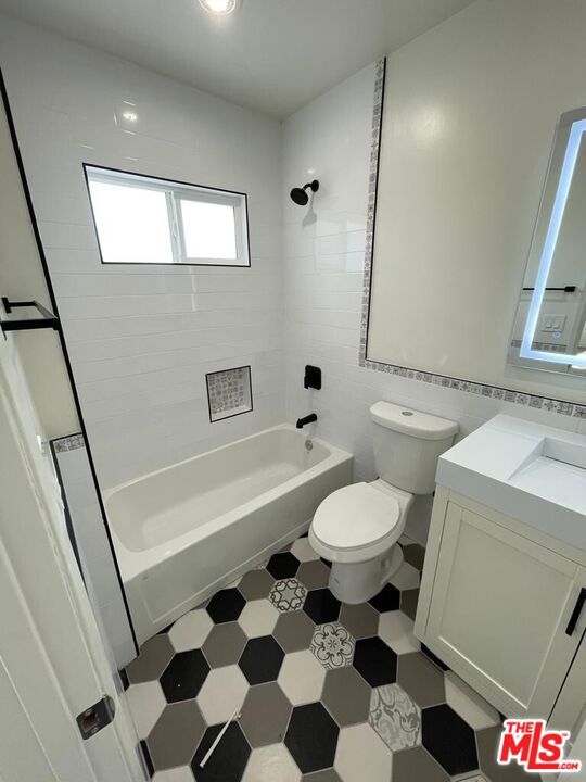 553 N Flores Street, West Hollywood CA: https://media.crmls.org/mediaz/30884fb2-d1ca-42e0-9c91-c2754385e089.jpg